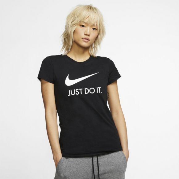 Спортивная женская футболка Nike Sportswear