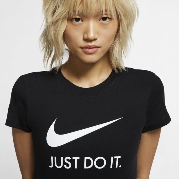 Спортивная женская футболка Nike Sportswear